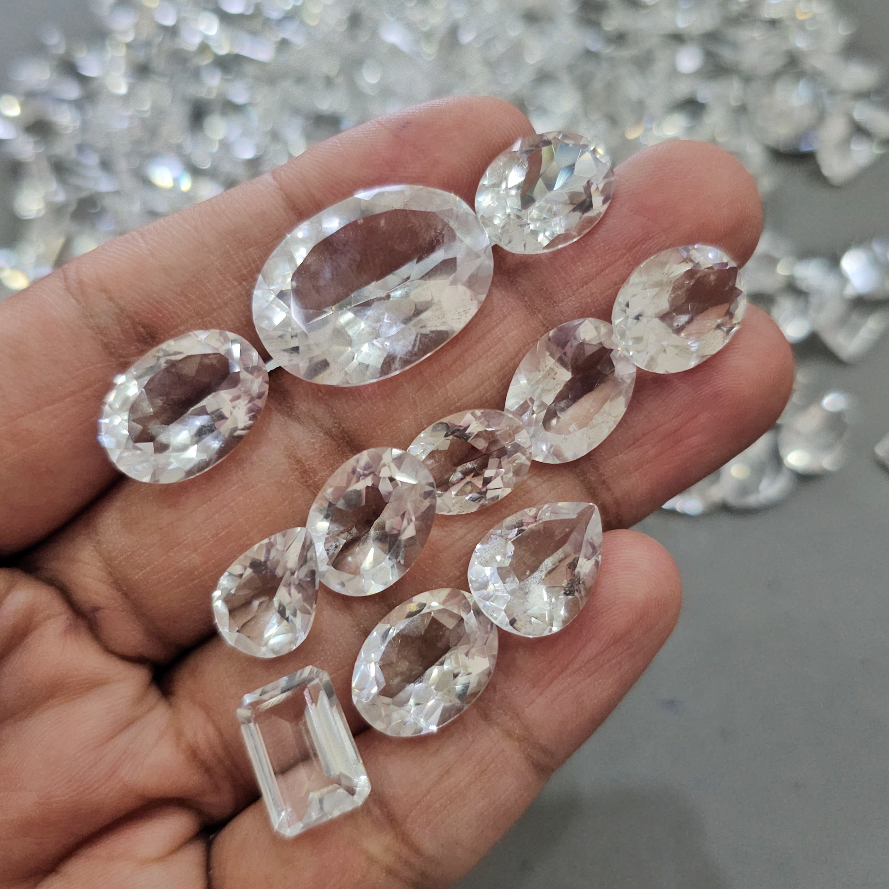 200Cts Natural African Colorless Natural Quartz | 20–25 Pcs | 12–25mm | VVS Clarity - The LabradoriteKing