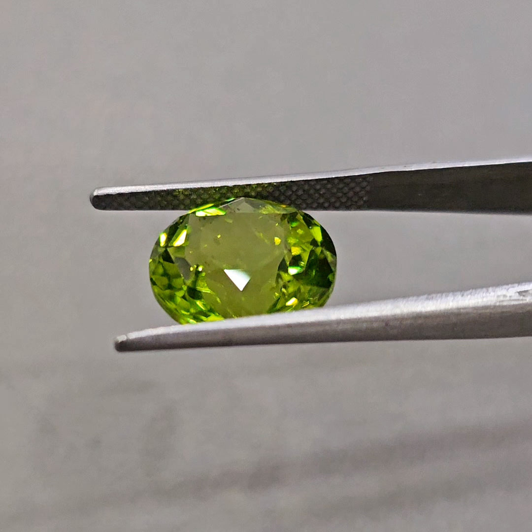 Natural Peridot Round 7.5 Carats | 12mm - The LabradoriteKing