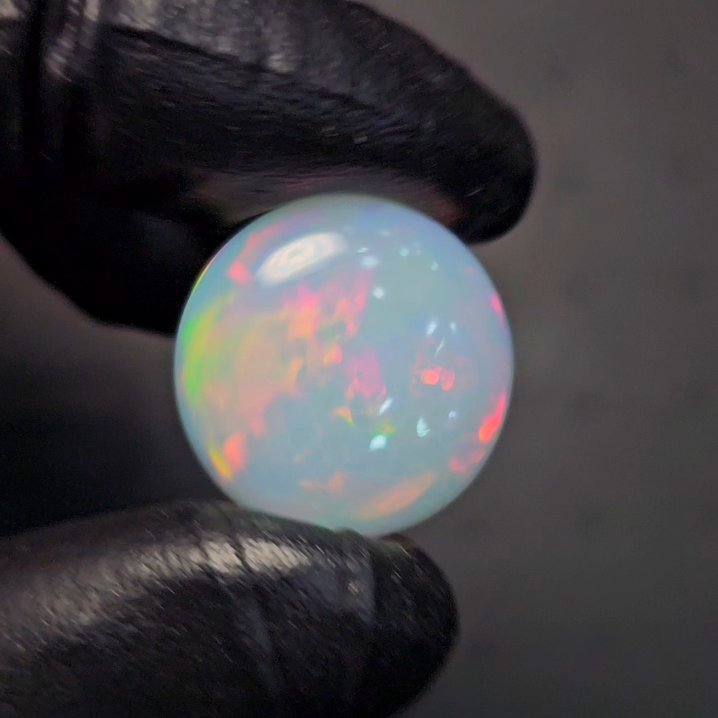 1 Pcs Of Natural Ethiopian White Opal Round Shape  |WT: 9.6 Cts| Size: 18mm - The LabradoriteKing