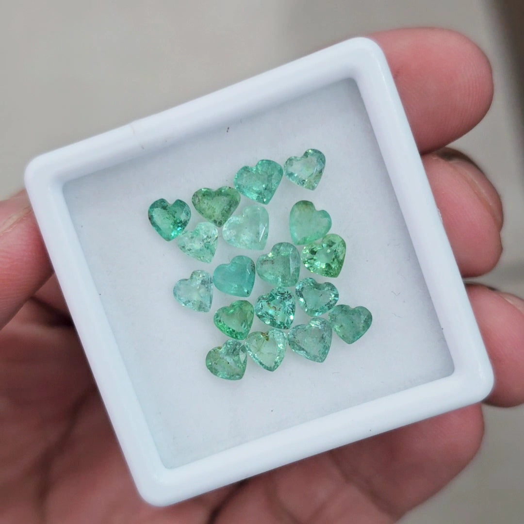 17 Pcs Natural Emerald Faceted | Shape: Heart | Size: 5mm - The LabradoriteKing