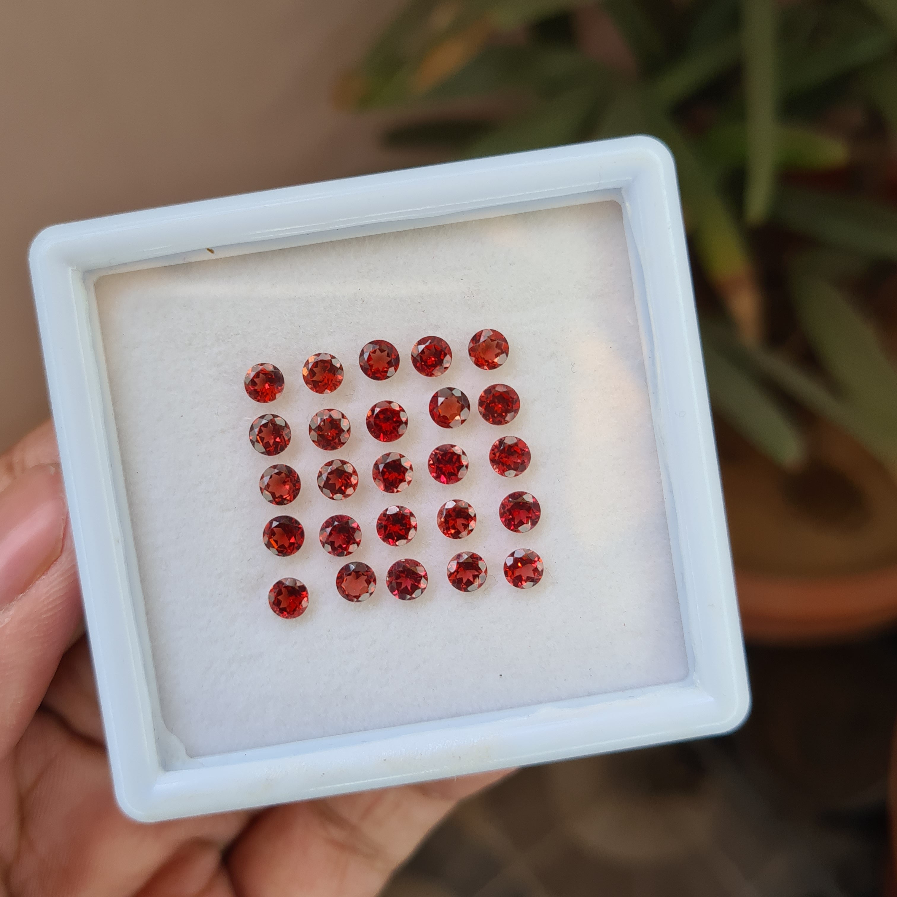 25 Pieces Natural Garnet Faceted Cut Gemstones Round Shape , Size: 4mm - The LabradoriteKing