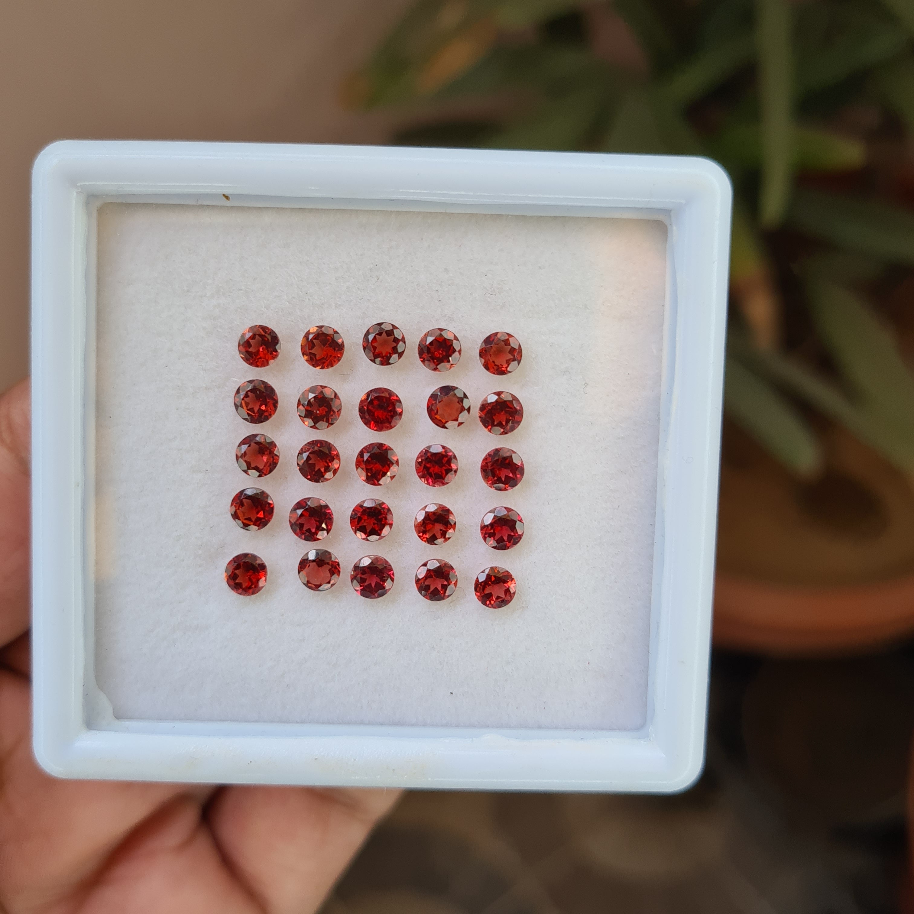 25 Pieces Natural Garnet Faceted Cut Gemstones Round Shape , Size: 4mm - The LabradoriteKing