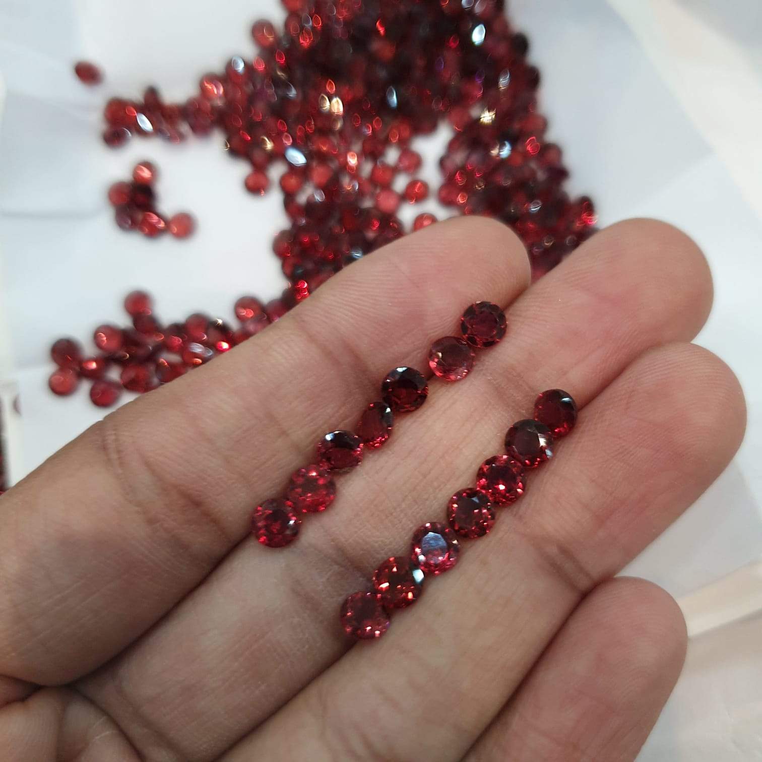 25pcs Top Quality Garnets 5mm Round Briliant Cut - The LabradoriteKing