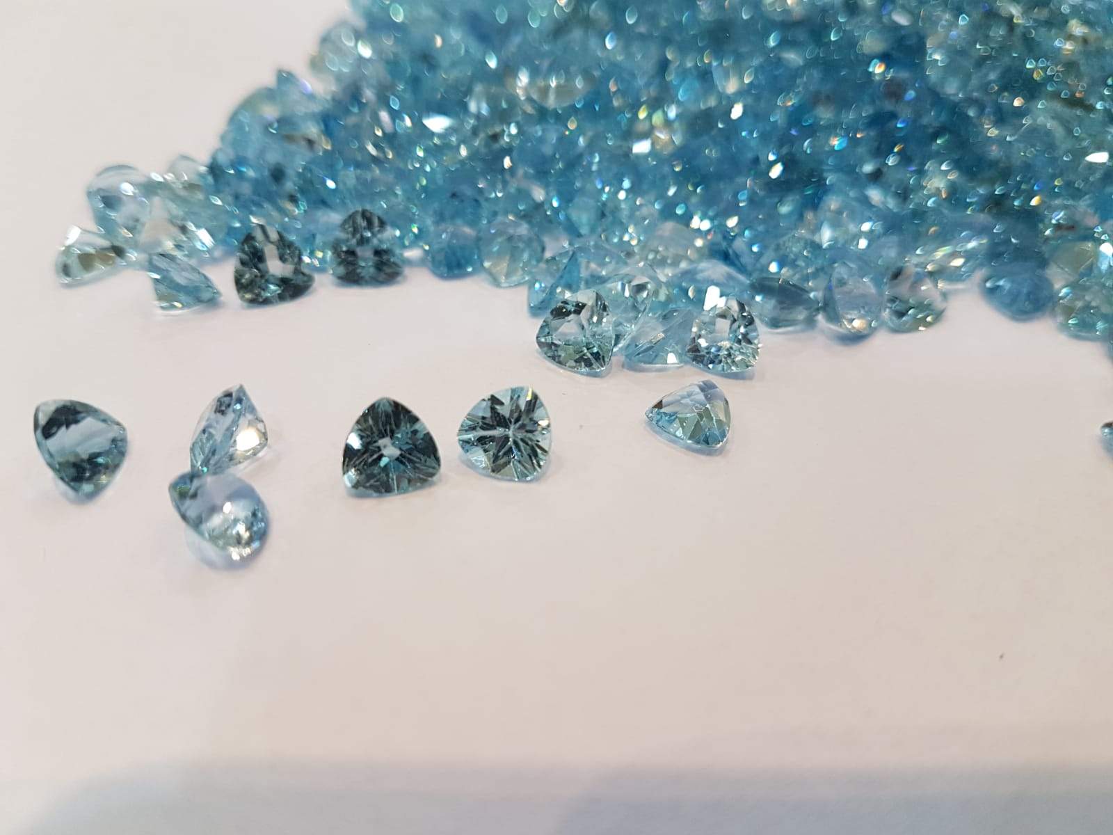 30  Pcs Natural Blue Topaz Trillion 4mm Lot Flawless - The LabradoriteKing