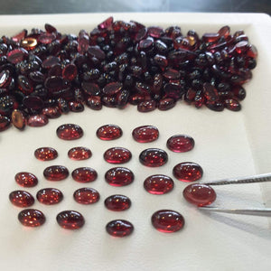 30 Pcs Natural Garnet Mozambique Ovals Cabochons - The LabradoriteKing