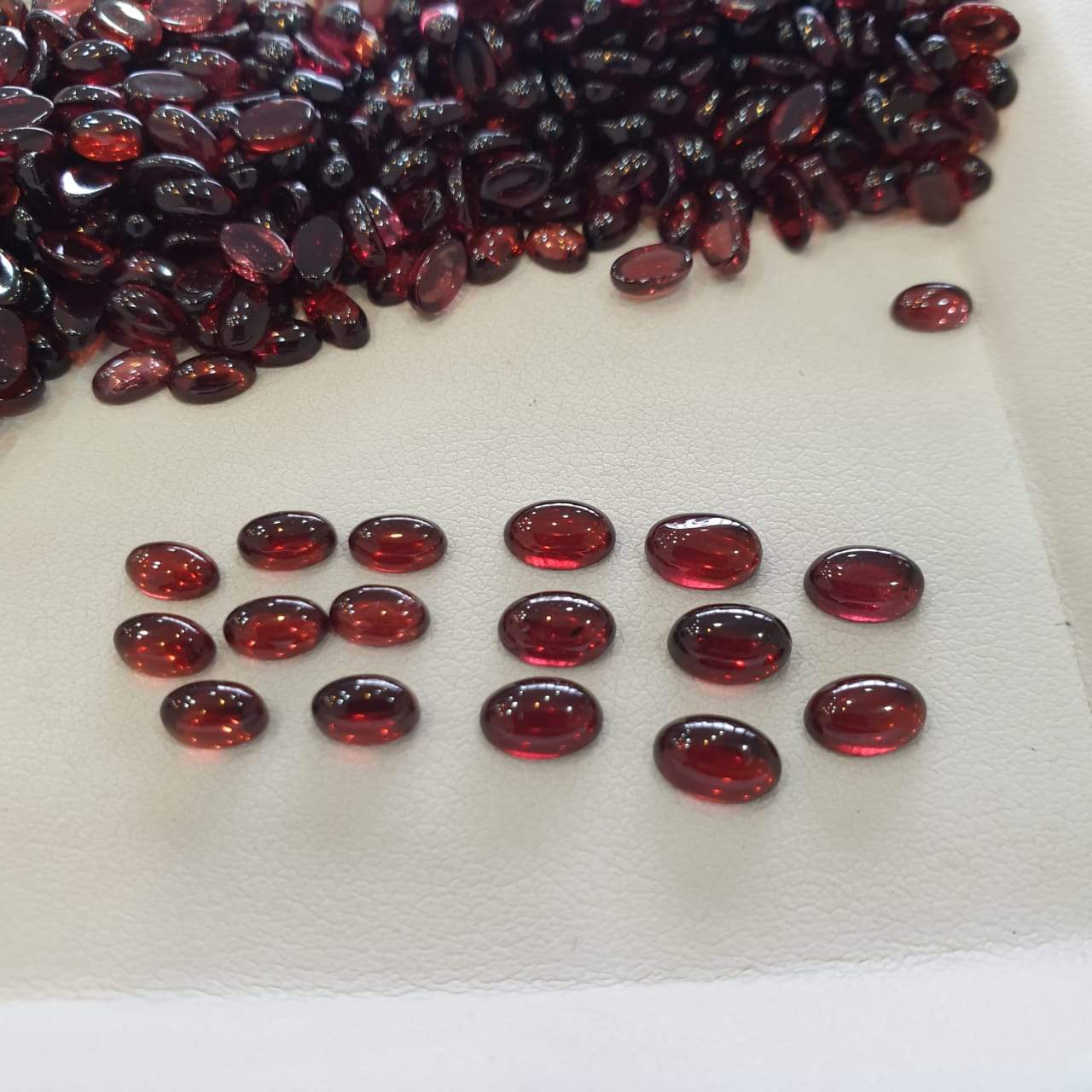 30 Pcs Natural Garnet Mozambique Ovals Cabochons - The LabradoriteKing