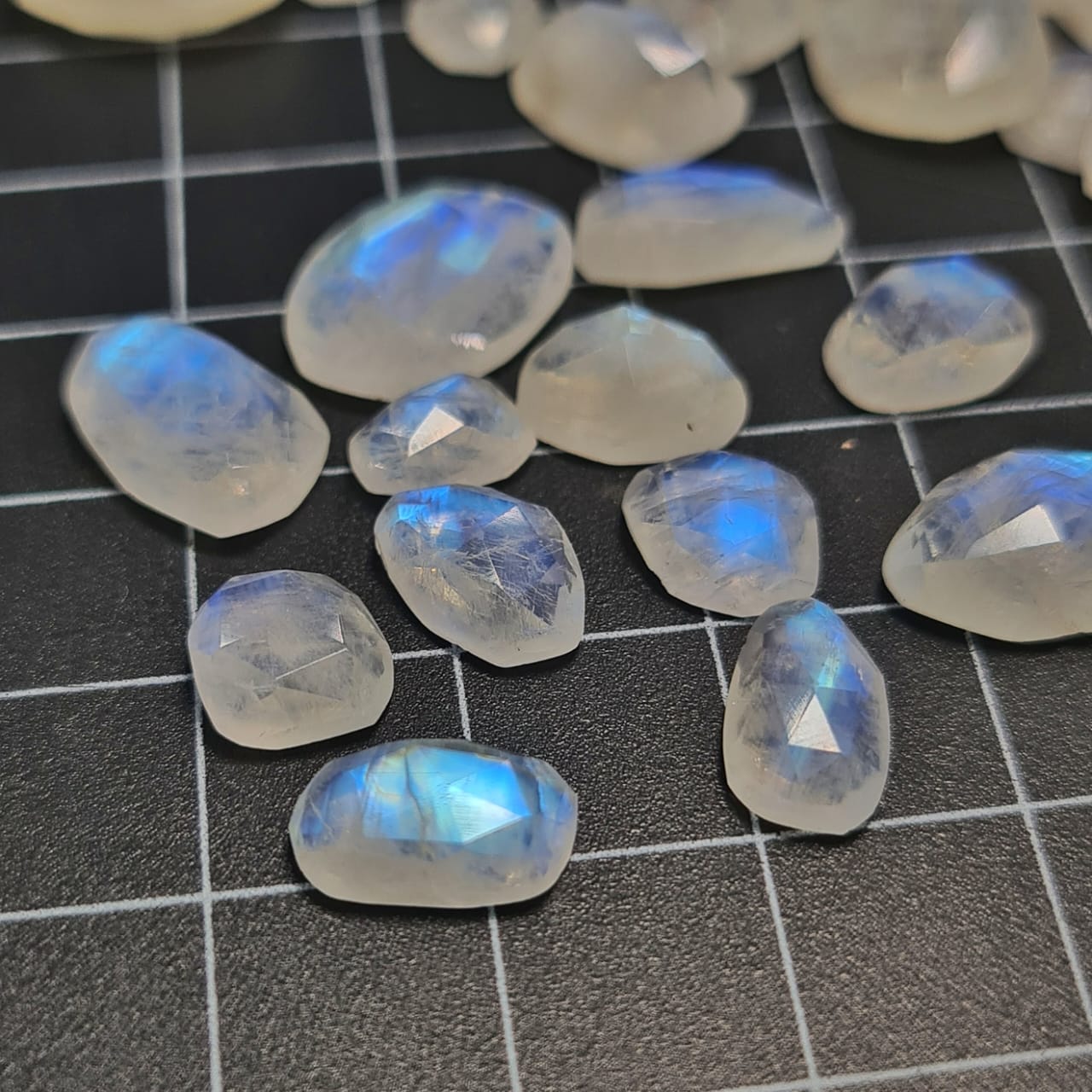 20 Pcs Rainbow Moonstone Rosecuts | 7-15mm sizes - The LabradoriteKing