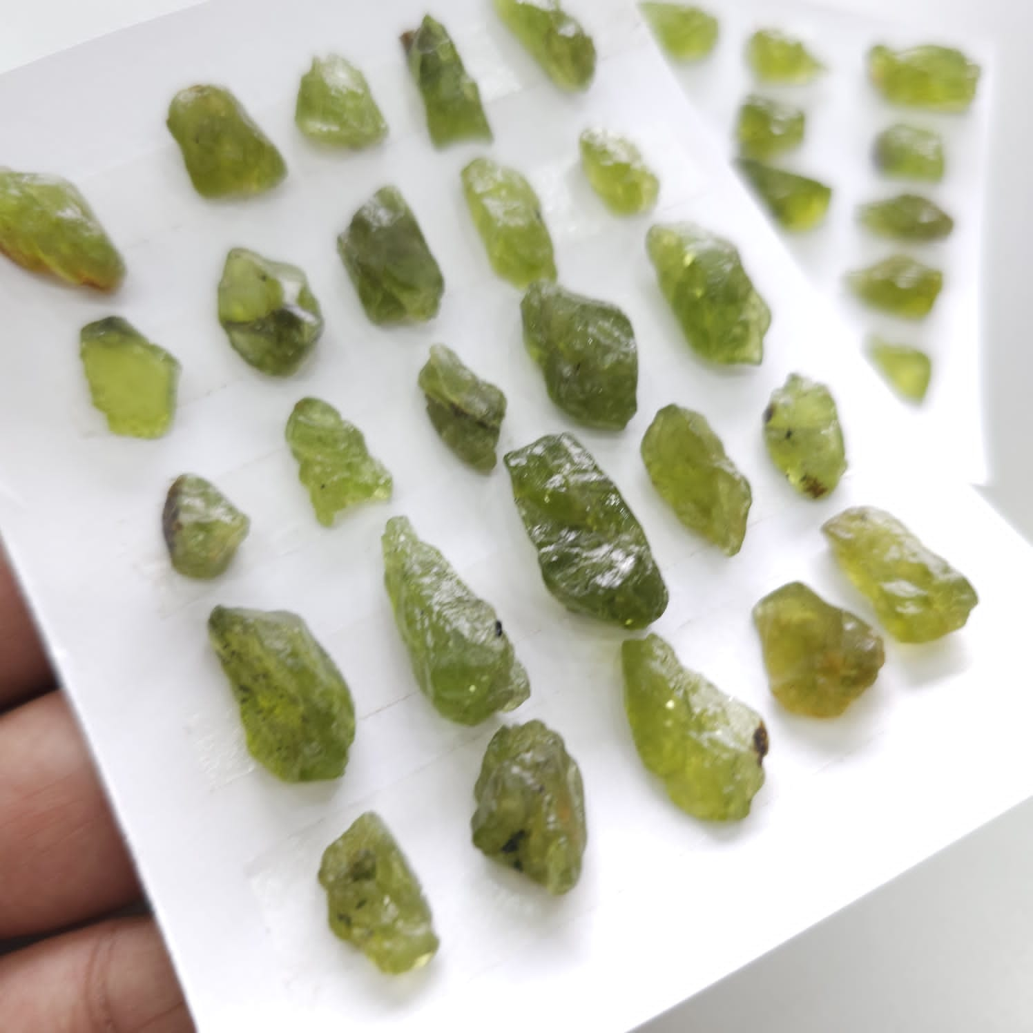 1 Card Natural peridot Rough Gemstone uncut Shape Size: 9-21mm | 122 Cts - The LabradoriteKing