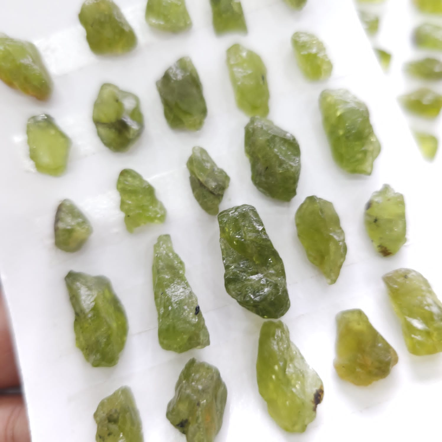 1 Card Natural peridot Rough Gemstone uncut Shape Size: 9-21mm | 122 Cts - The LabradoriteKing