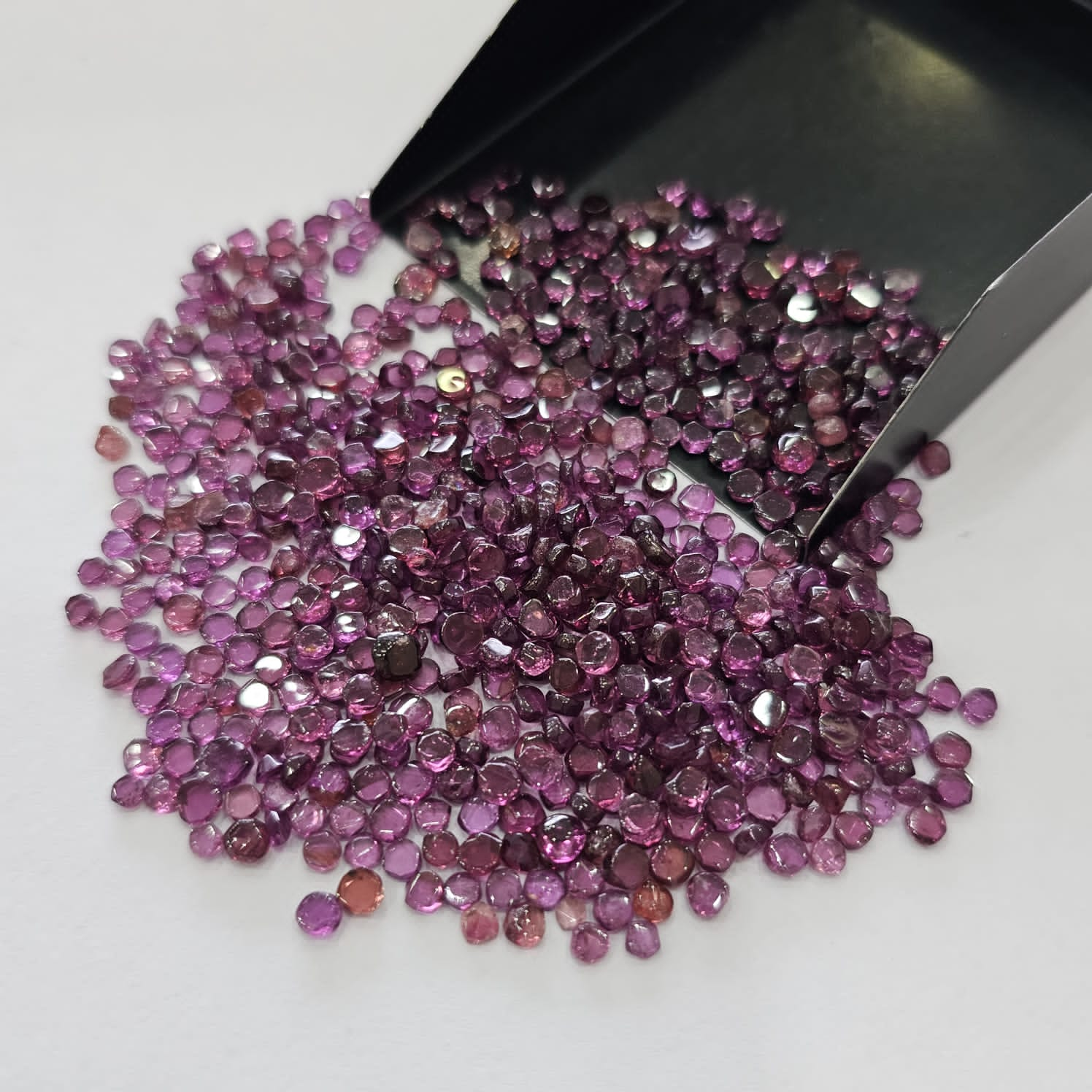 200 Pieces Natural Garnet Slices Unshape rounds Size: 3mm to 4mm - The LabradoriteKing