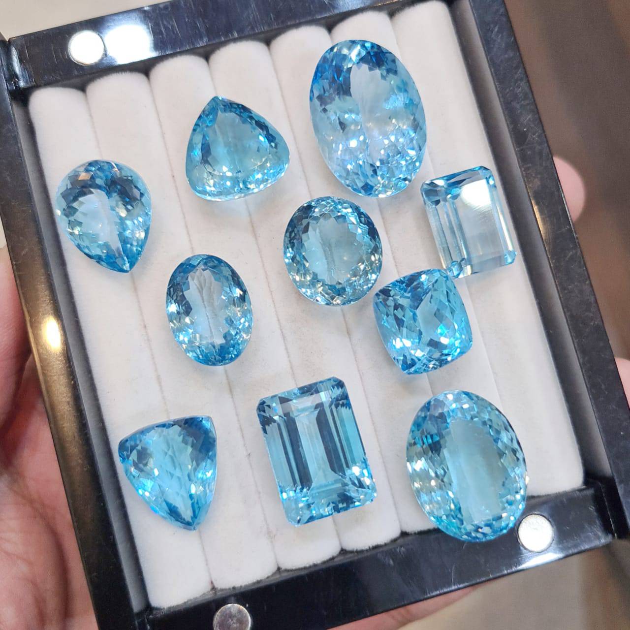 Sky Blue Topaz Big Size 20-25 Carat Average | Flawless Quality - The LabradoriteKing